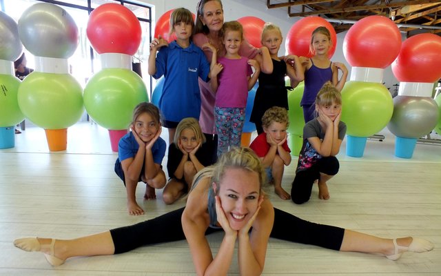 Die opgewonde Junior Dansgroep tydens hulle oefensessie, met Staci Bester voor en Lynette van Wyk agter tussen hulle 